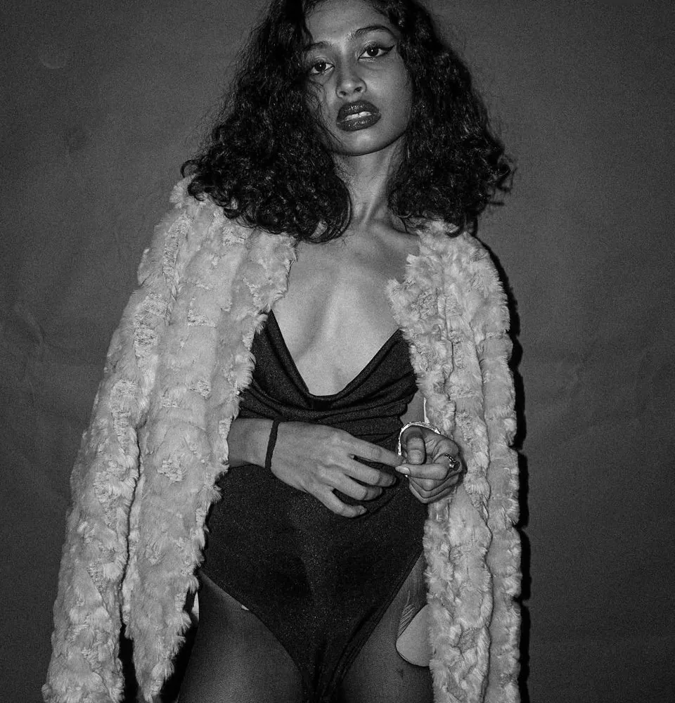 Saiee in black and white